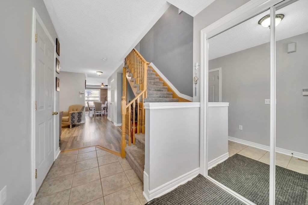 118 Mowat Cres