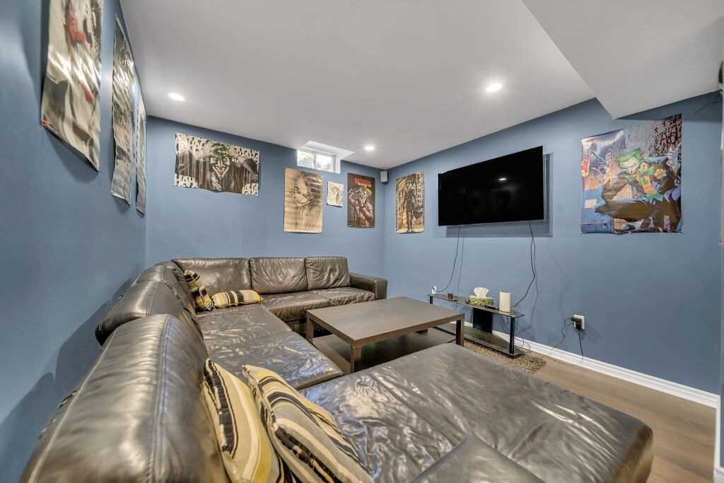 118 Mowat Cres