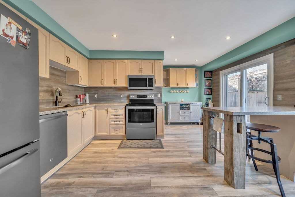 118 Mowat Cres
