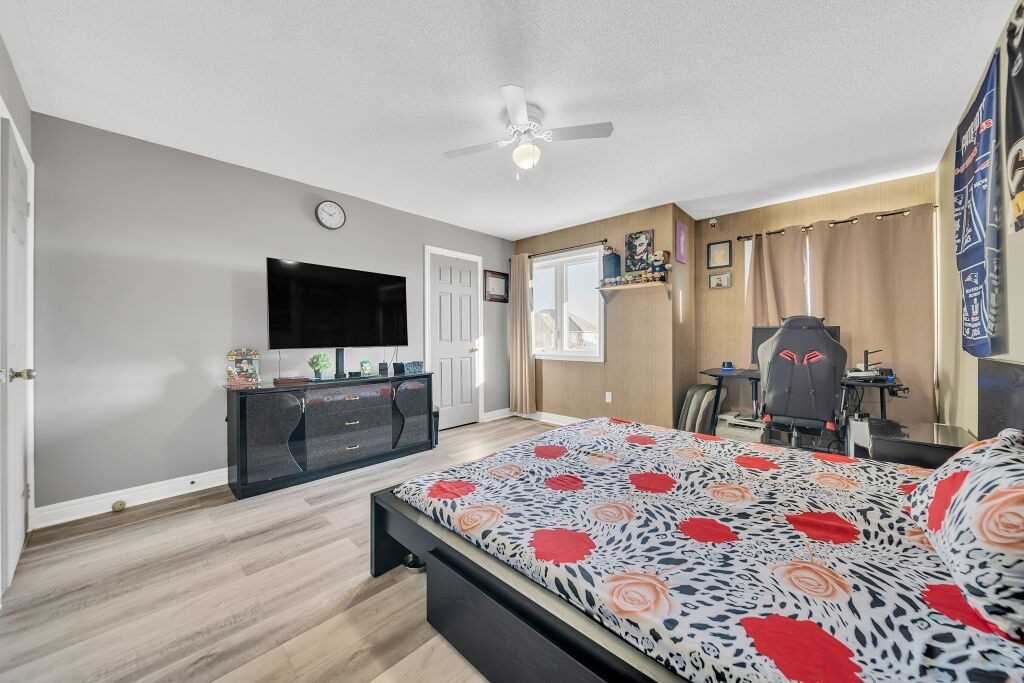 118 Mowat Cres