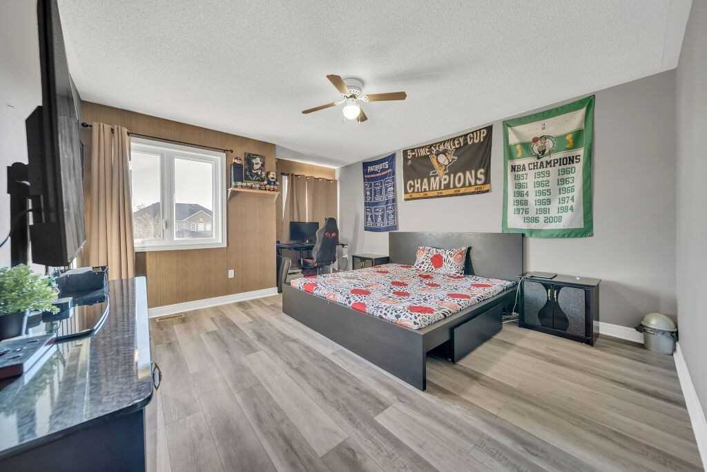 118 Mowat Cres