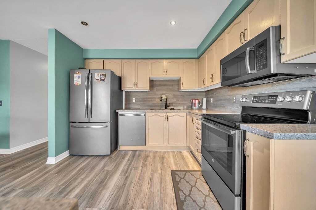 118 Mowat Cres