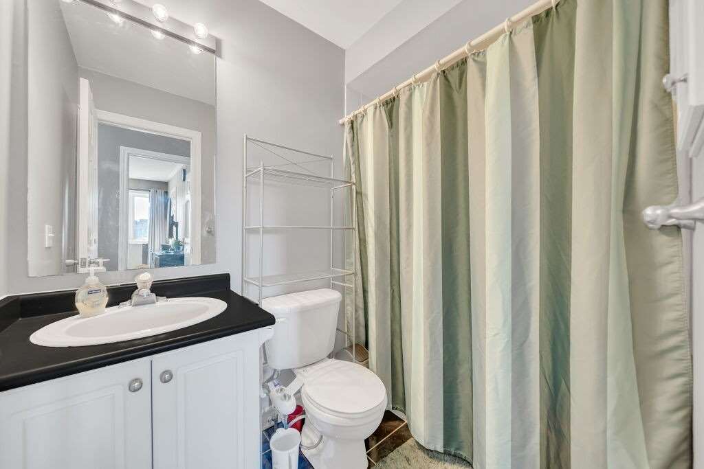 118 Mowat Cres