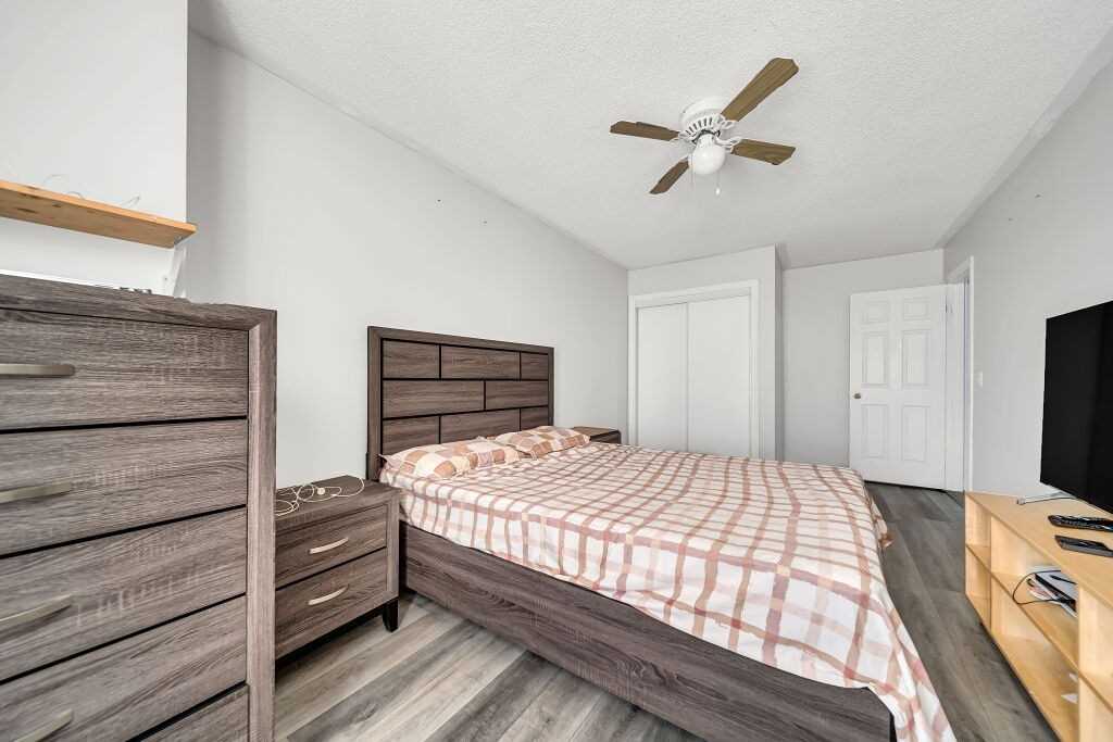 118 Mowat Cres