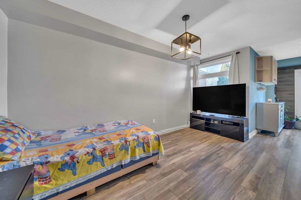 118 Mowat Cres