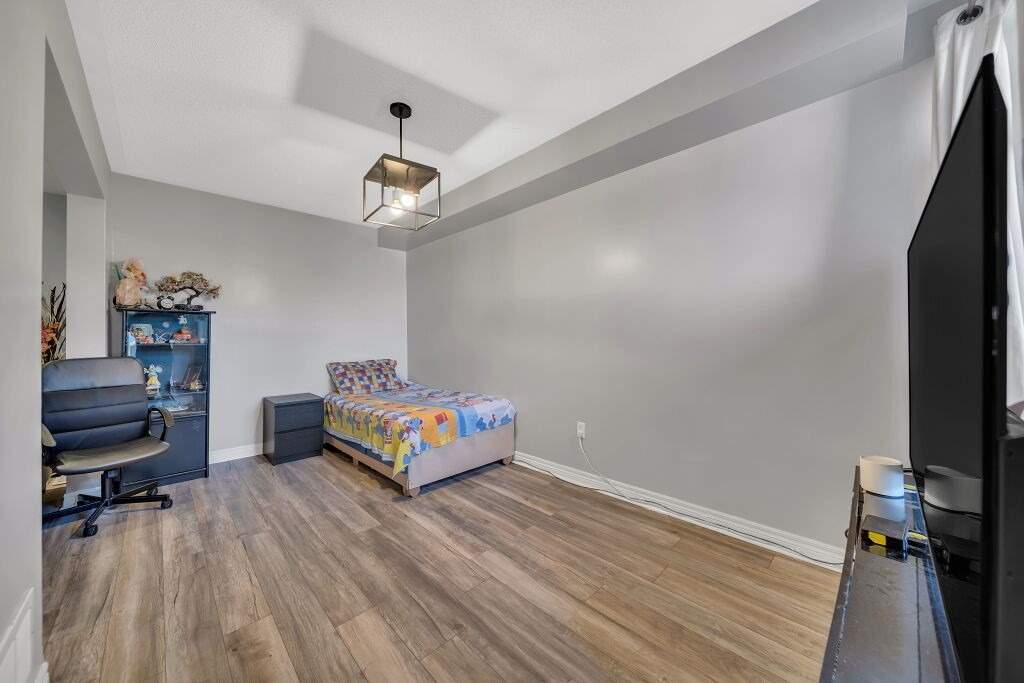 118 Mowat Cres