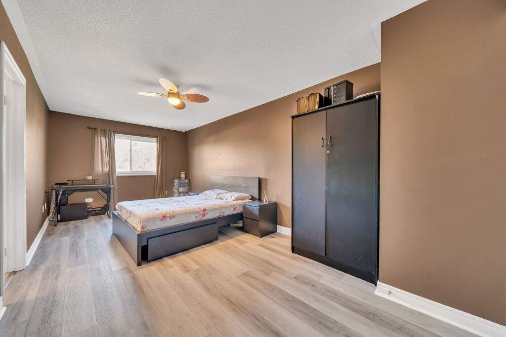 118 Mowat Cres
