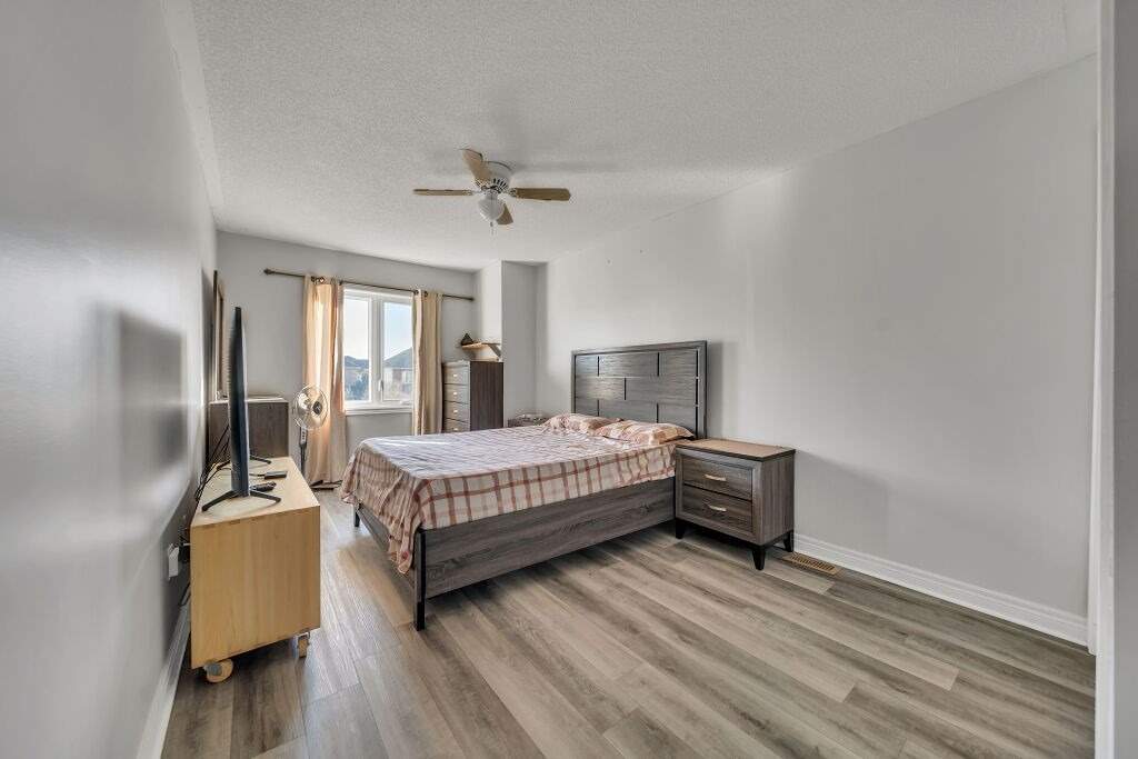 118 Mowat Cres