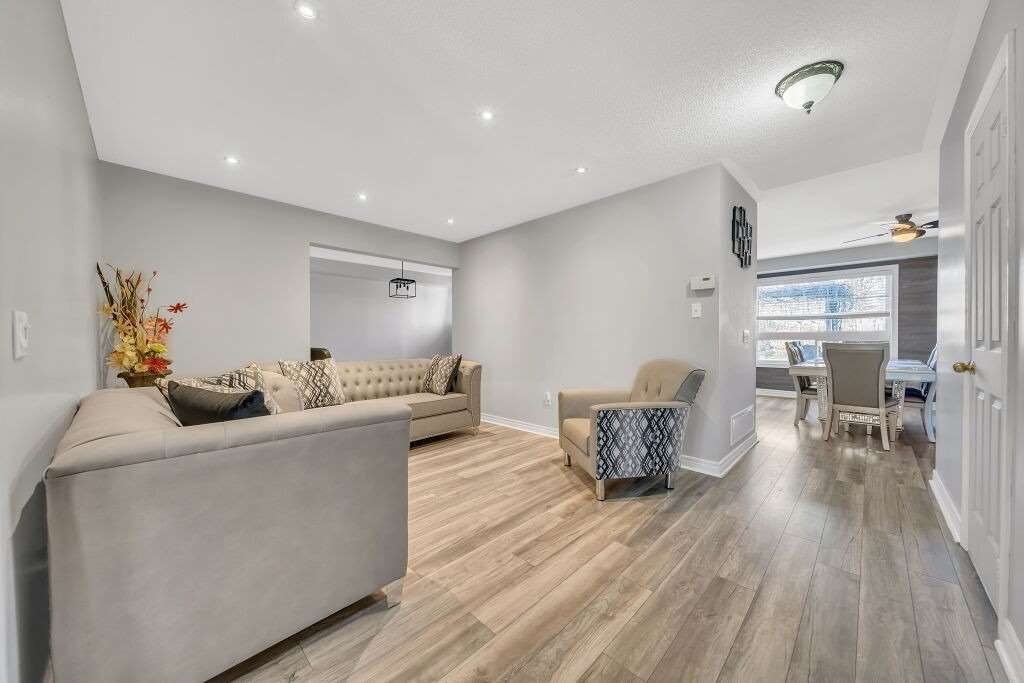 118 Mowat Cres