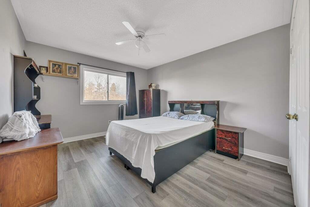 118 Mowat Cres