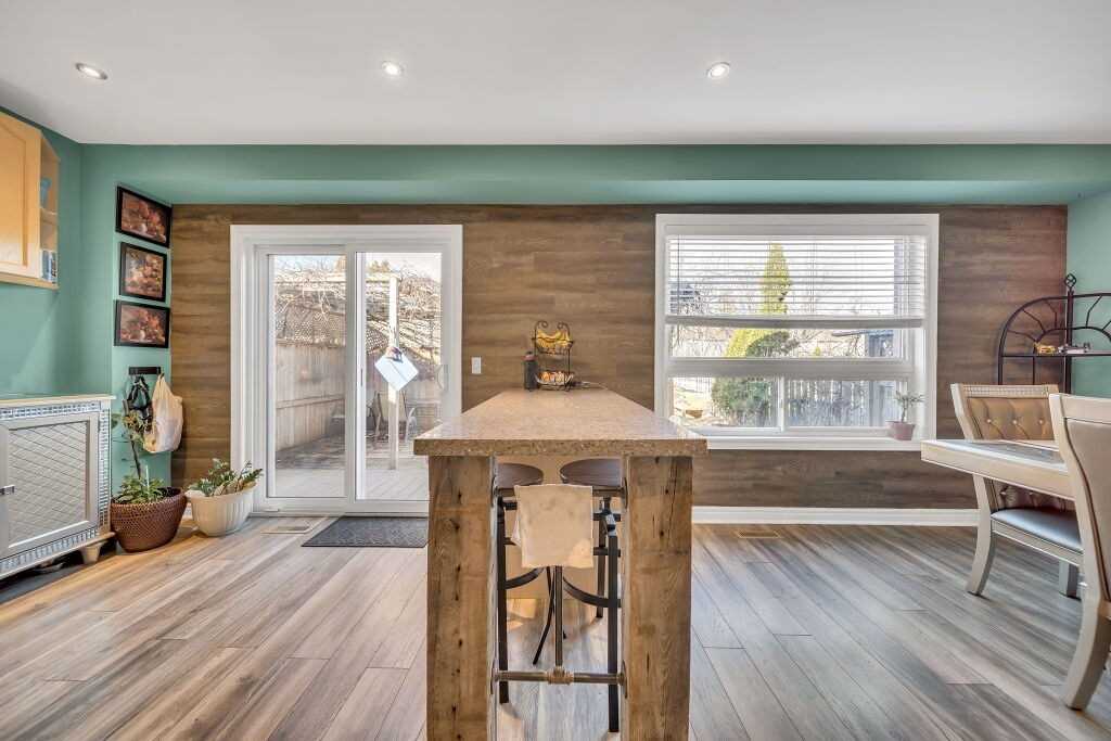 118 Mowat Cres