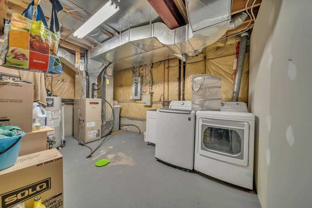 118 Mowat Cres
