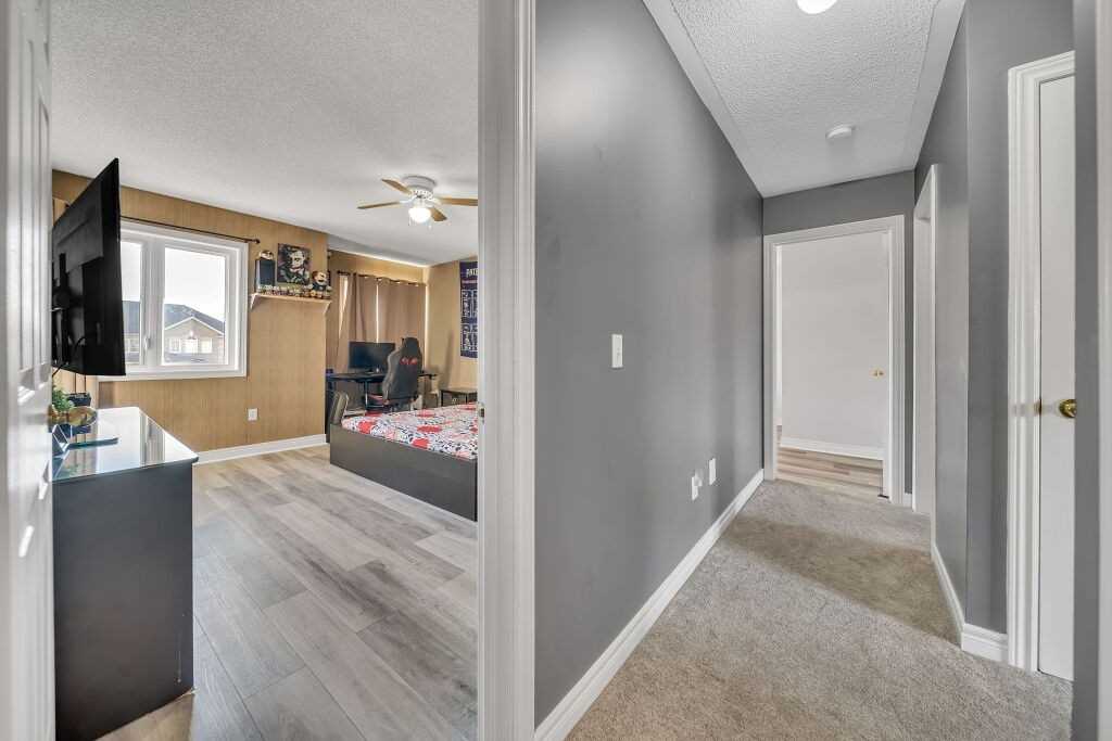 118 Mowat Cres