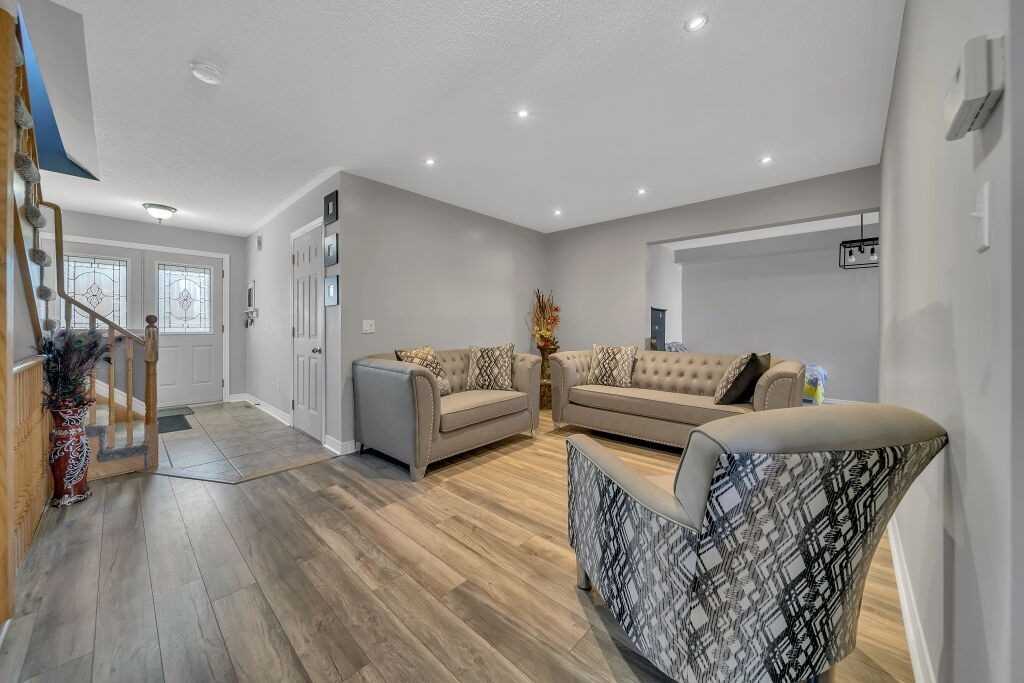 118 Mowat Cres