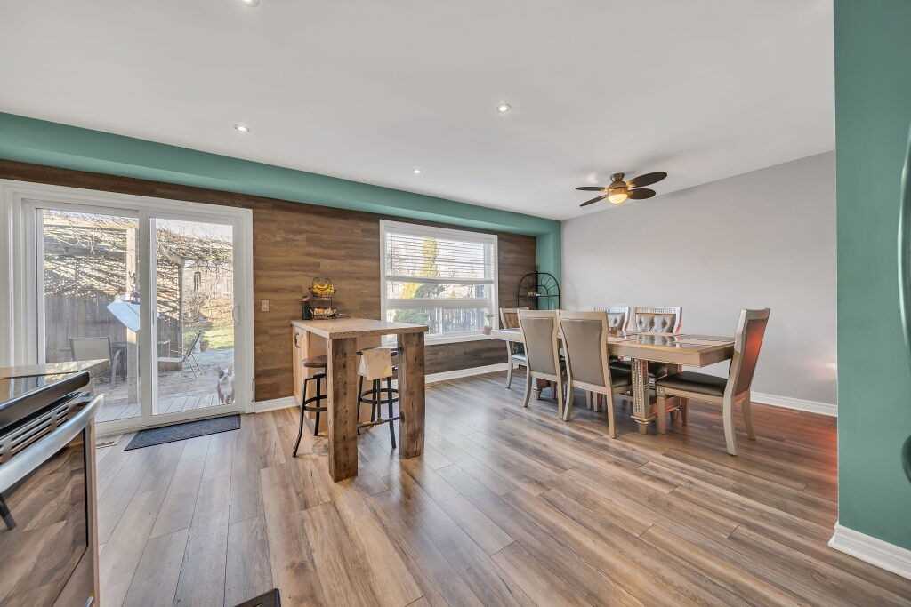 118 Mowat Cres