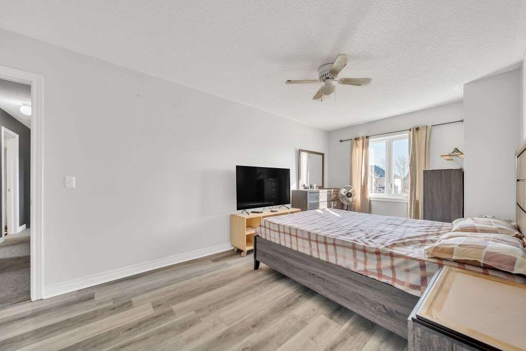 118 Mowat Cres