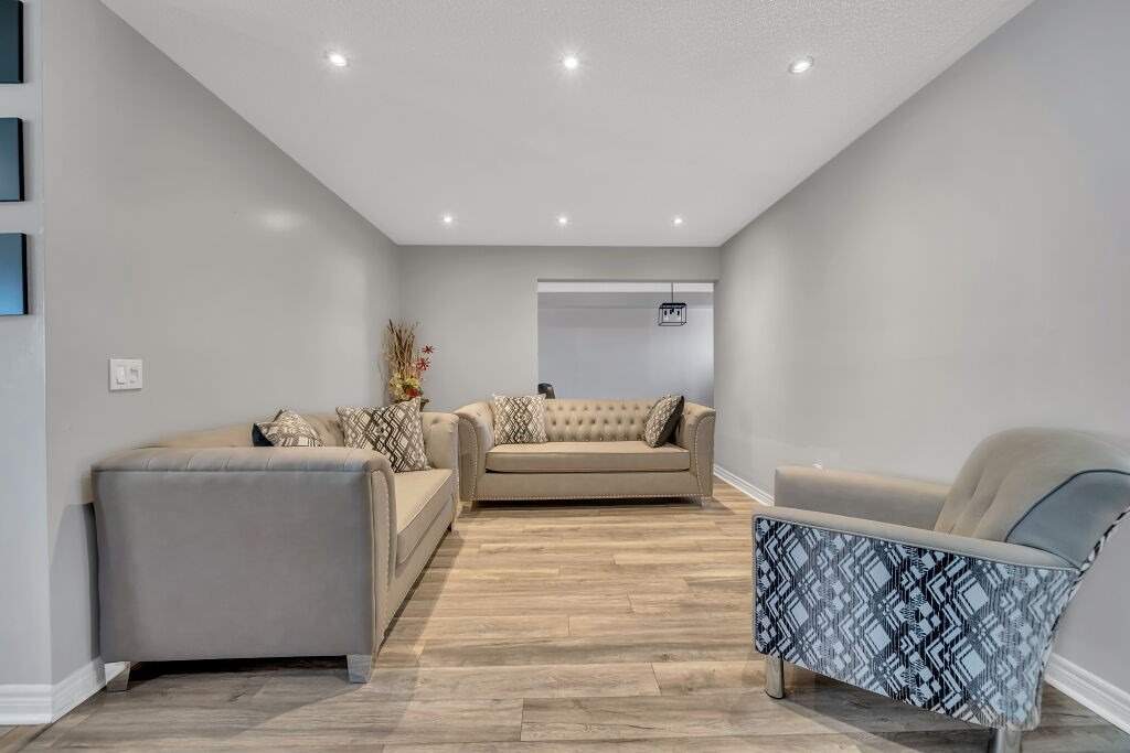 118 Mowat Cres
