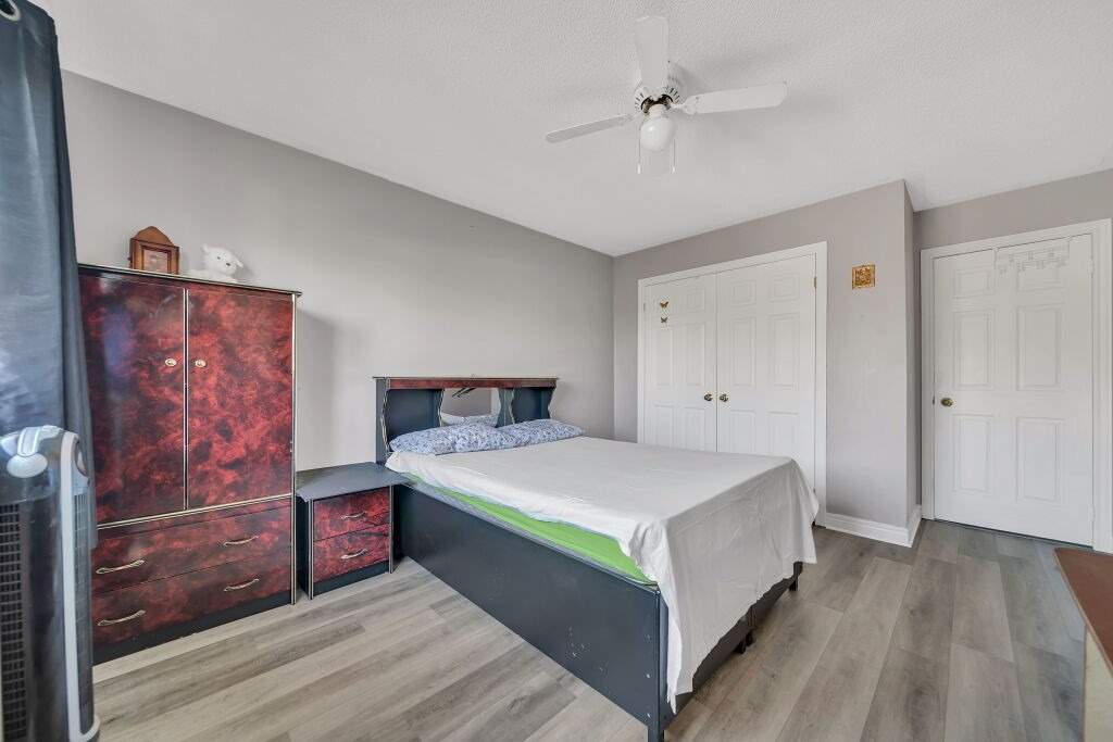 118 Mowat Cres