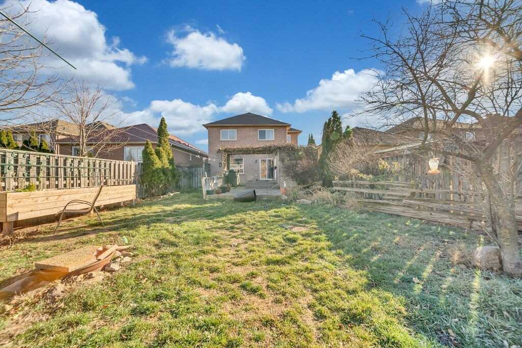 118 Mowat Cres