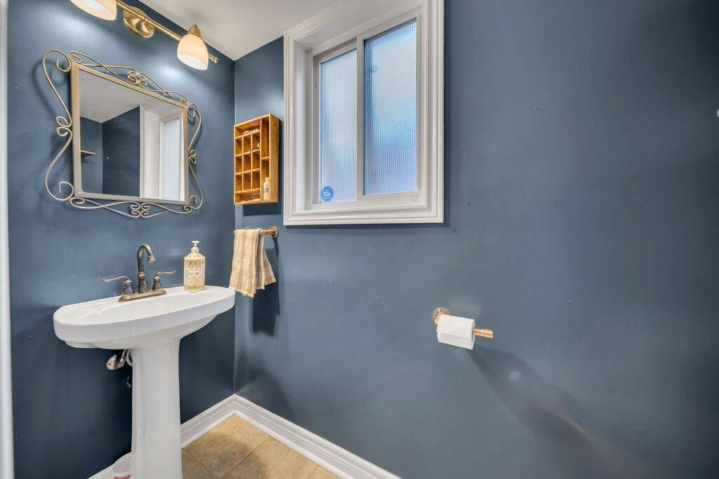 118 Mowat Cres