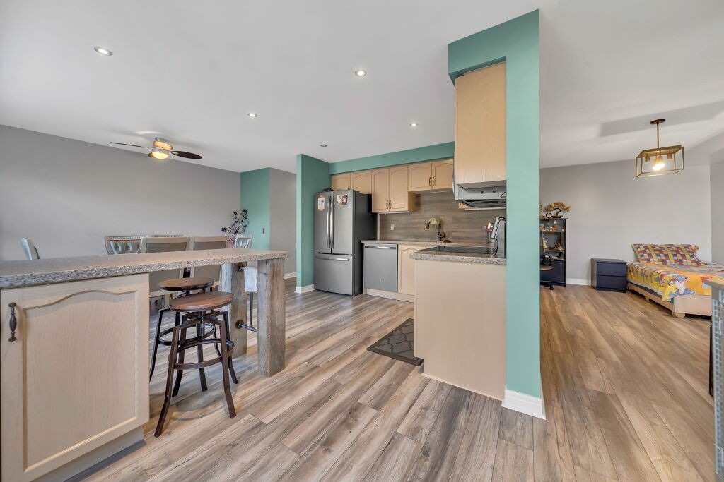 118 Mowat Cres