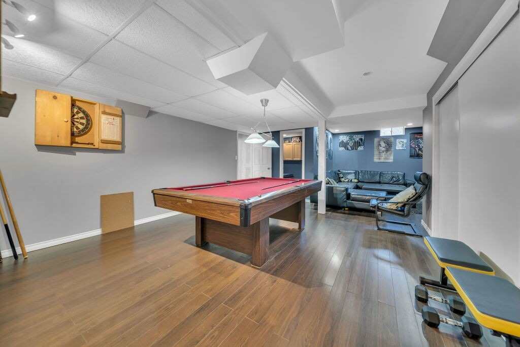 118 Mowat Cres
