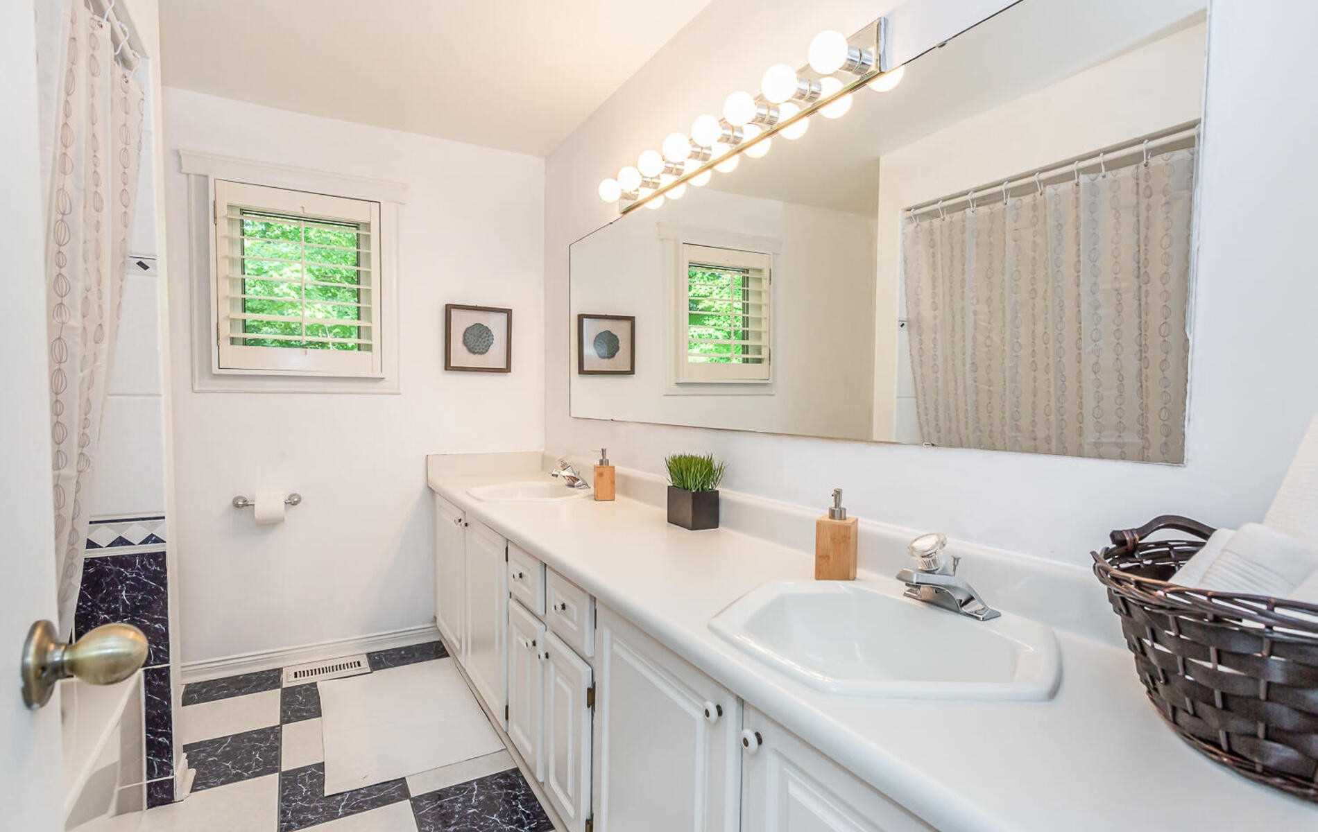 1697 Missenden Cres