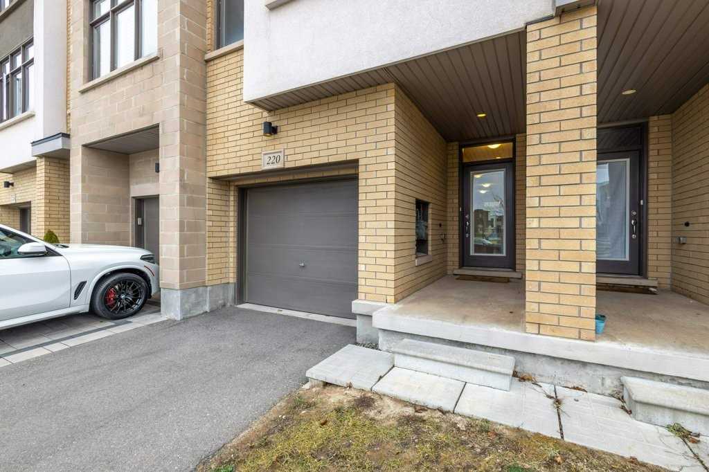 220 Squire Crescent