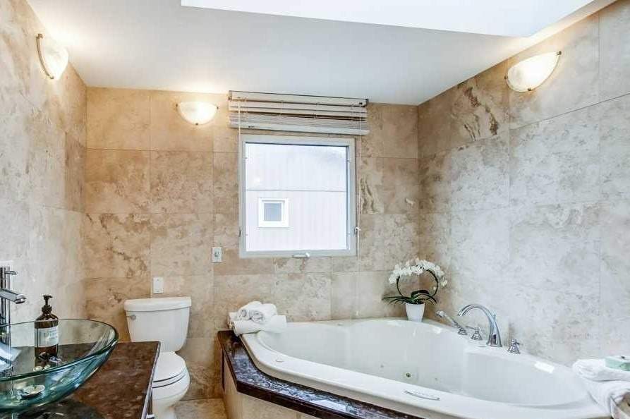 2456 Brasilia Circ