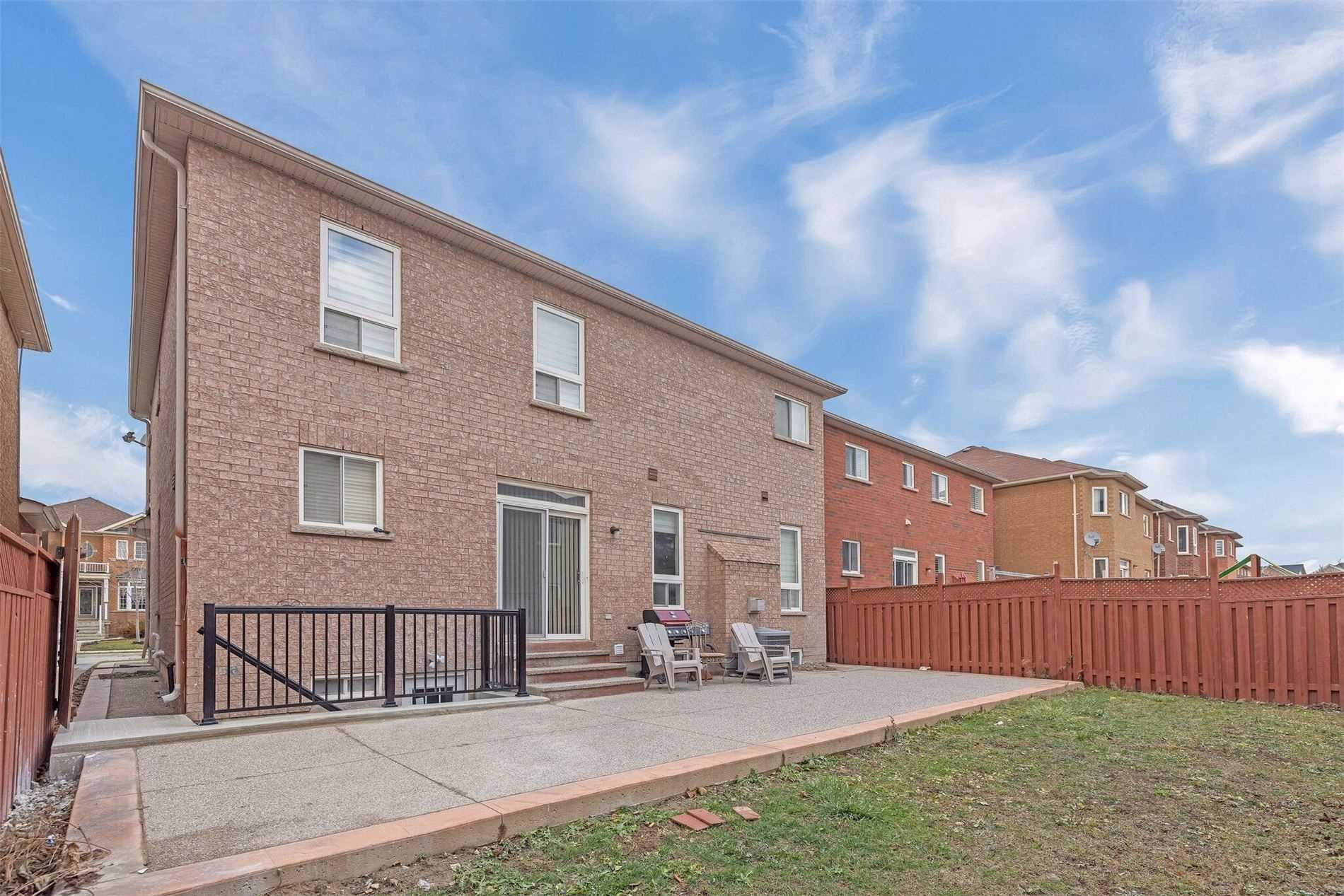 19 Outlook Ave
