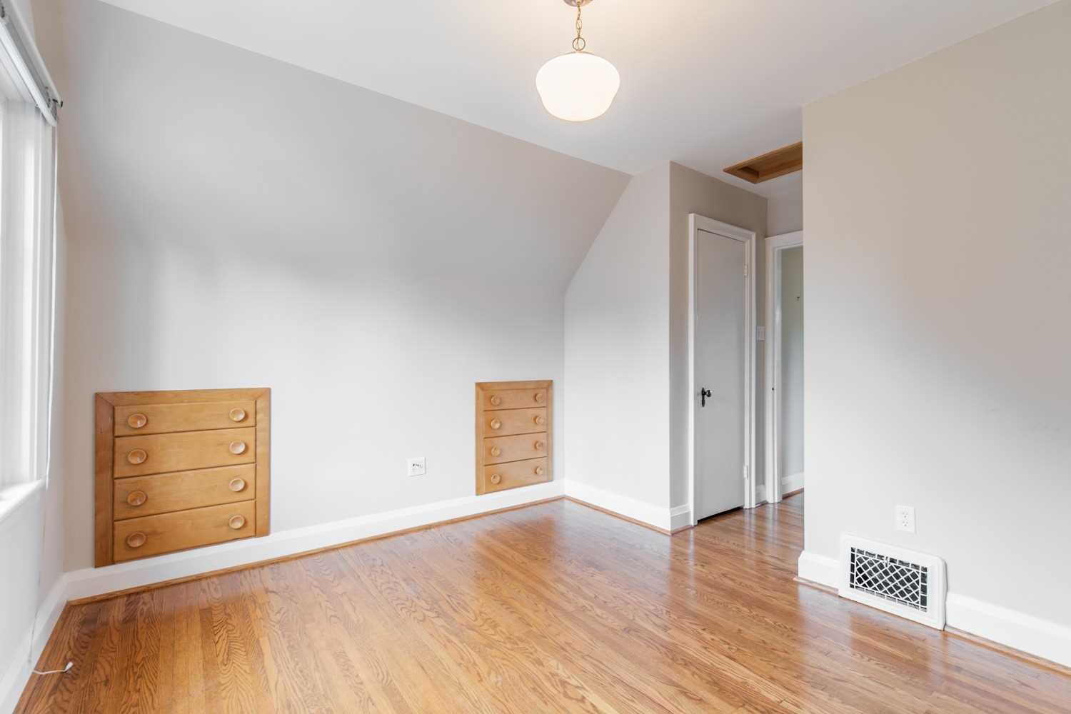 978 North Shore Boulevard W