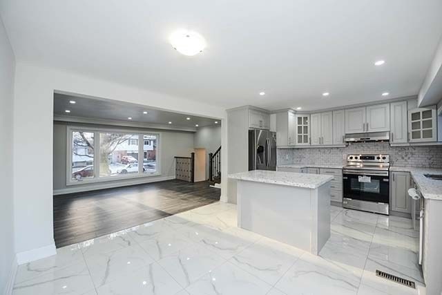 5526 Romanwood Crescent