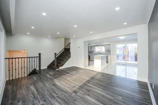 5526 Romanwood Crescent