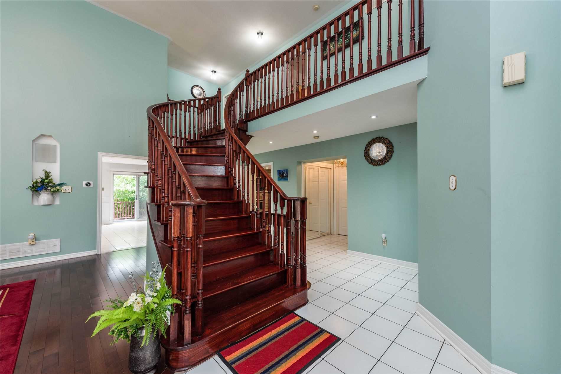22 Mountainberry Rd E
