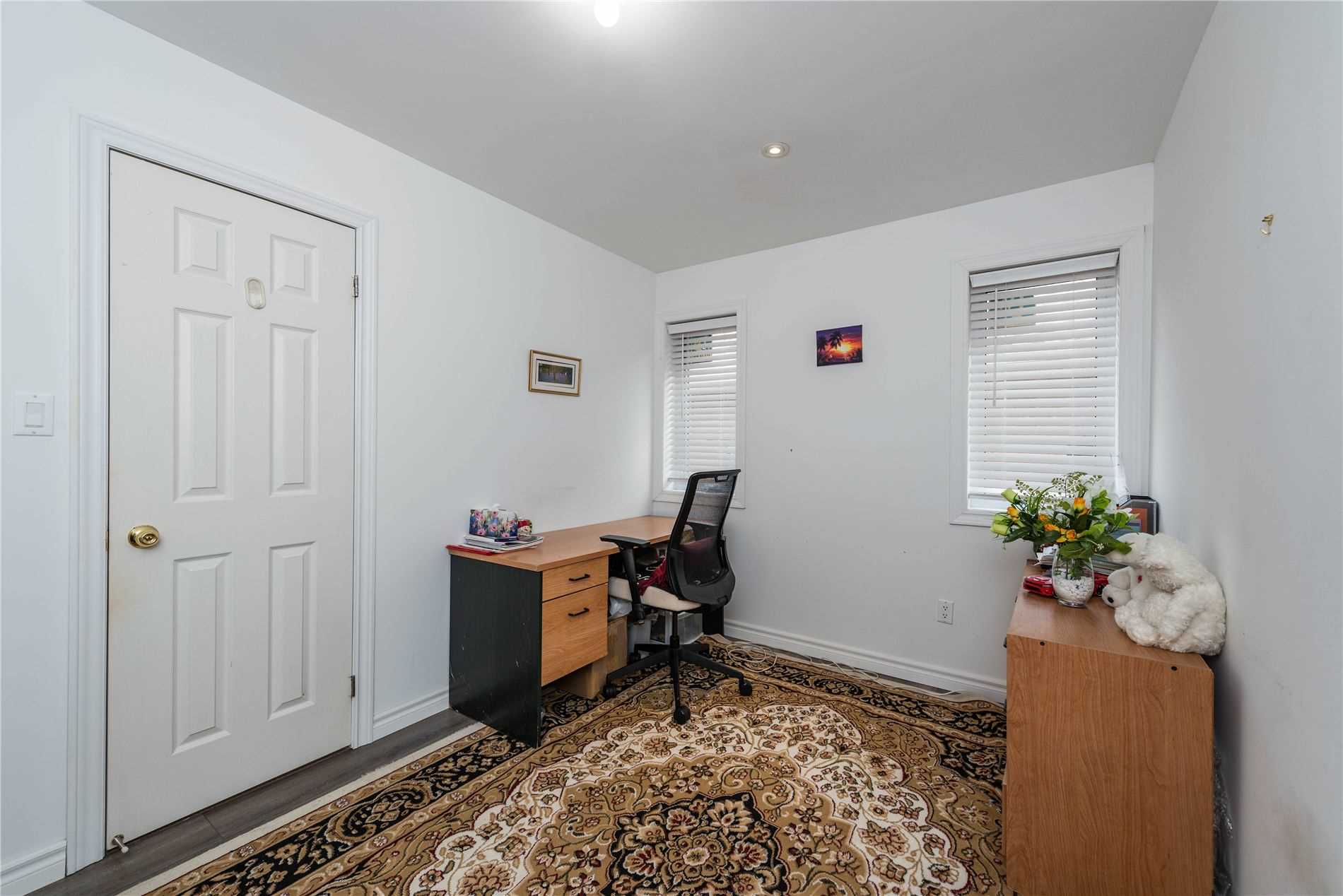 22 Mountainberry Rd E