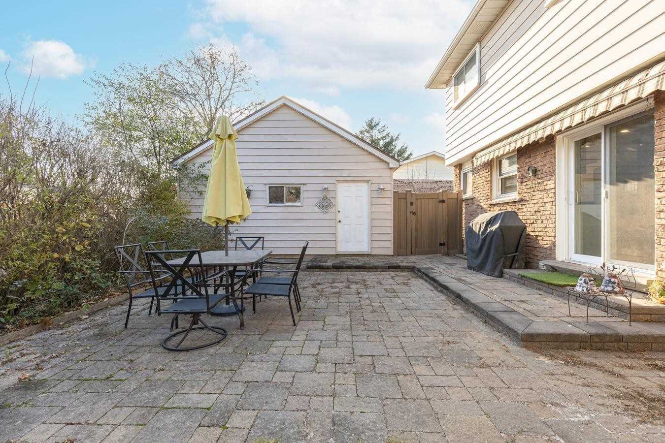 2212 Urwin Cres