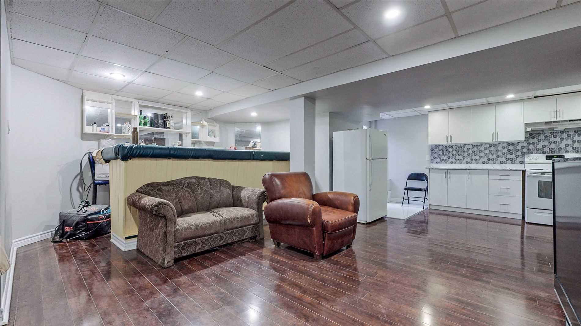 16 Lone Oak Ave