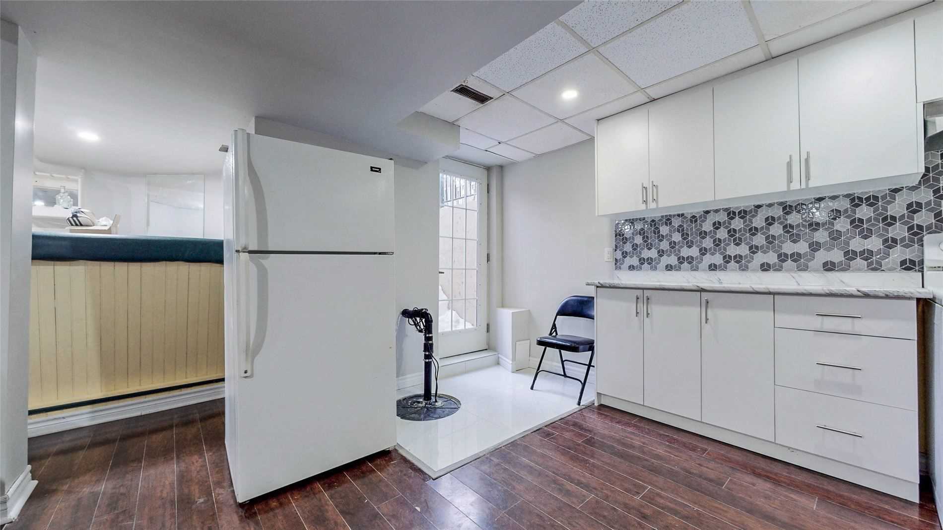 16 Lone Oak Ave
