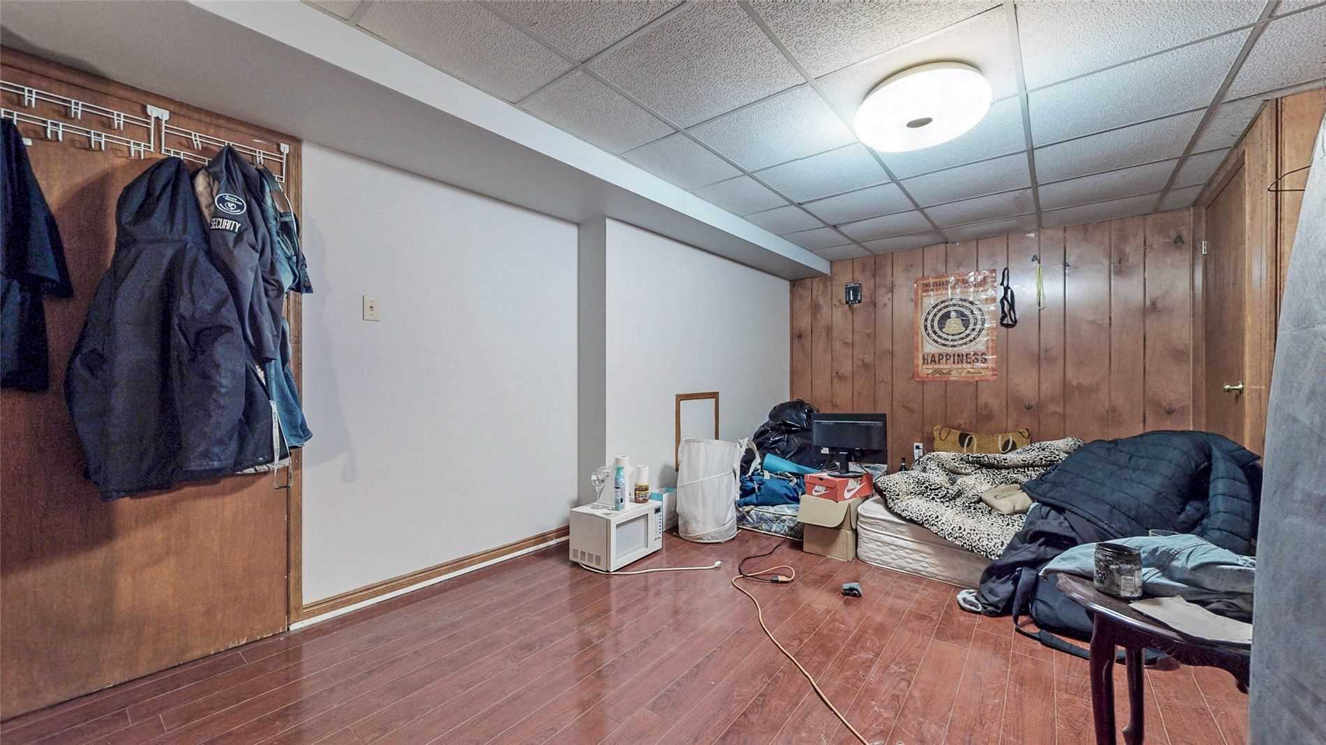 16 Lone Oak Ave