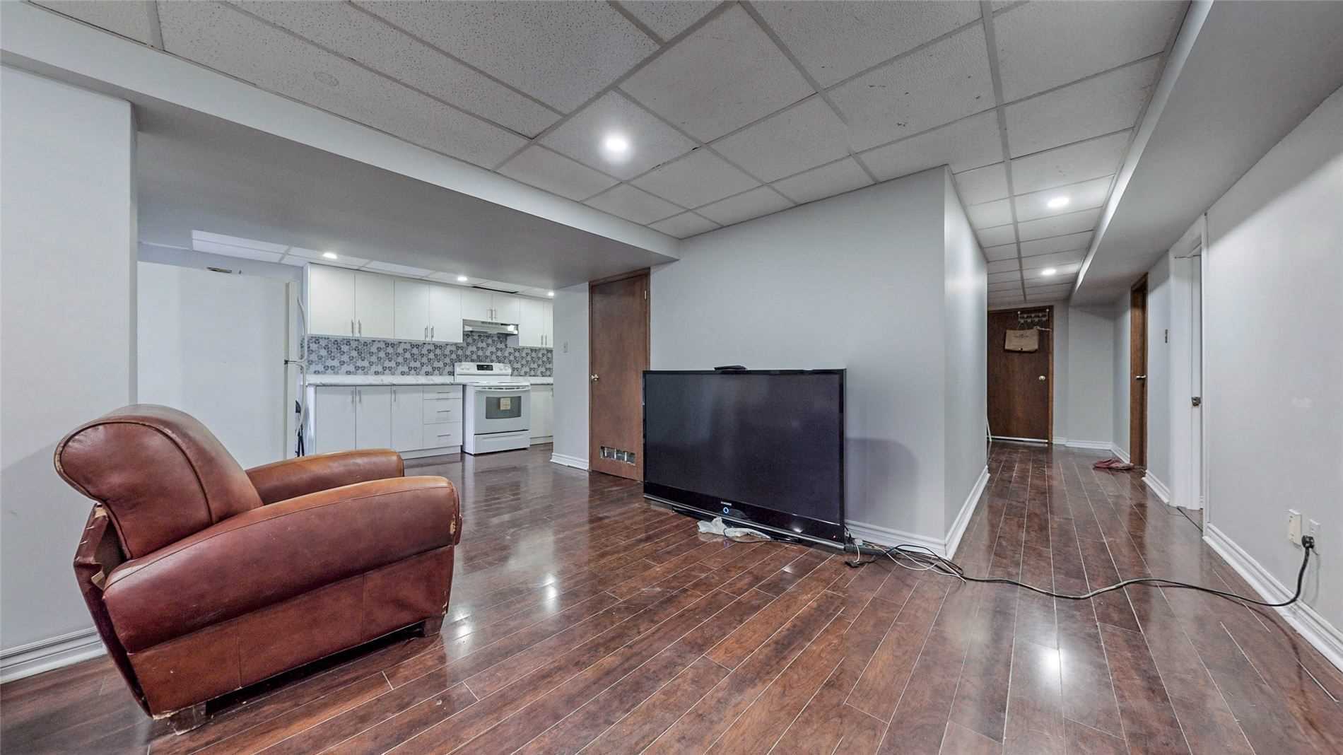 16 Lone Oak Ave