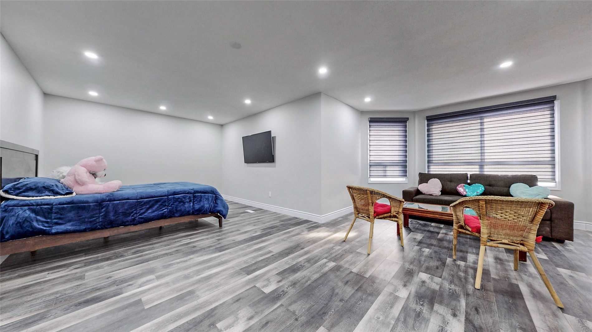16 Lone Oak Ave