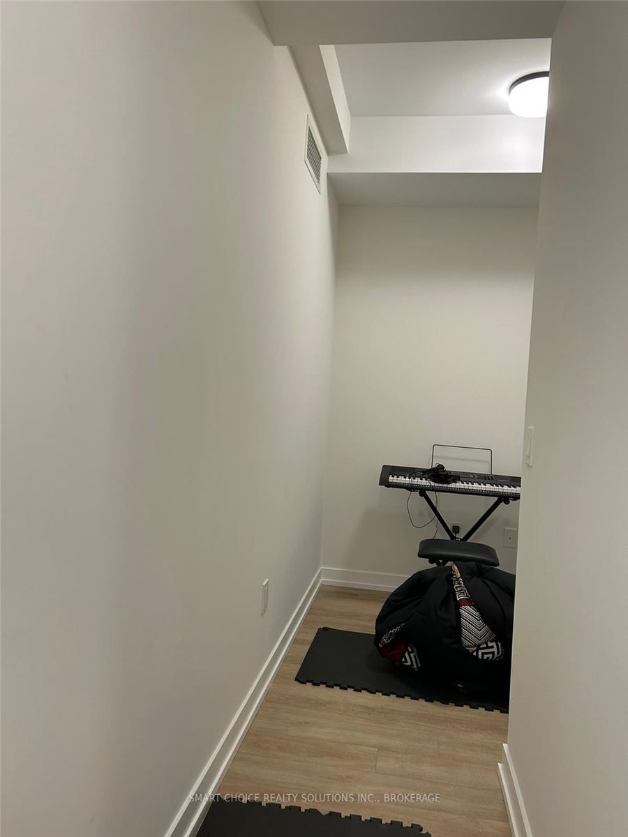 2300 St. Clair Ave. West Ally, #320