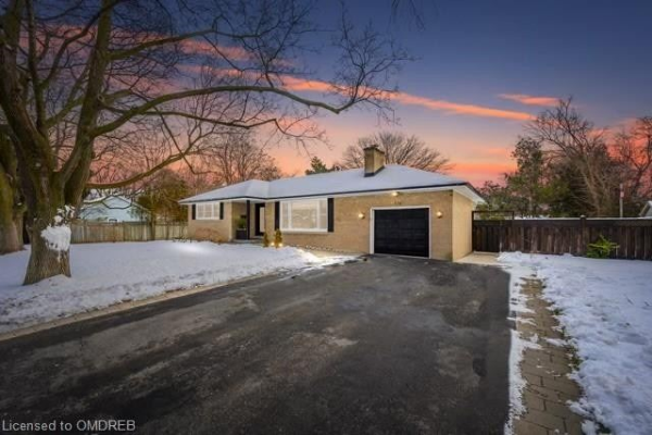 376 Rebecca St, Oakville