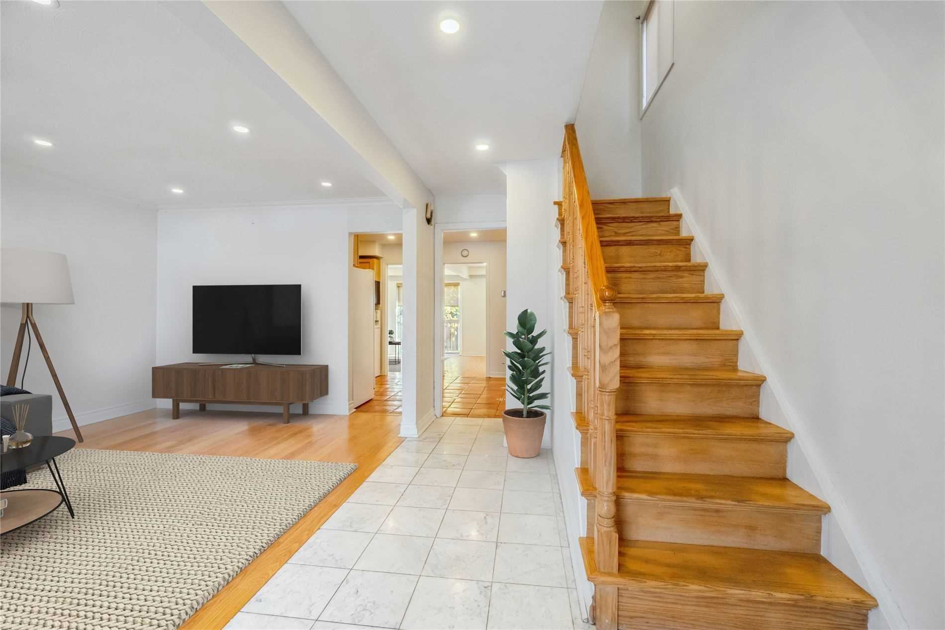 Listing W5886700 - Large Photo # 2