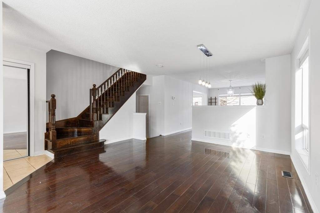 2281 Dunforest Cres