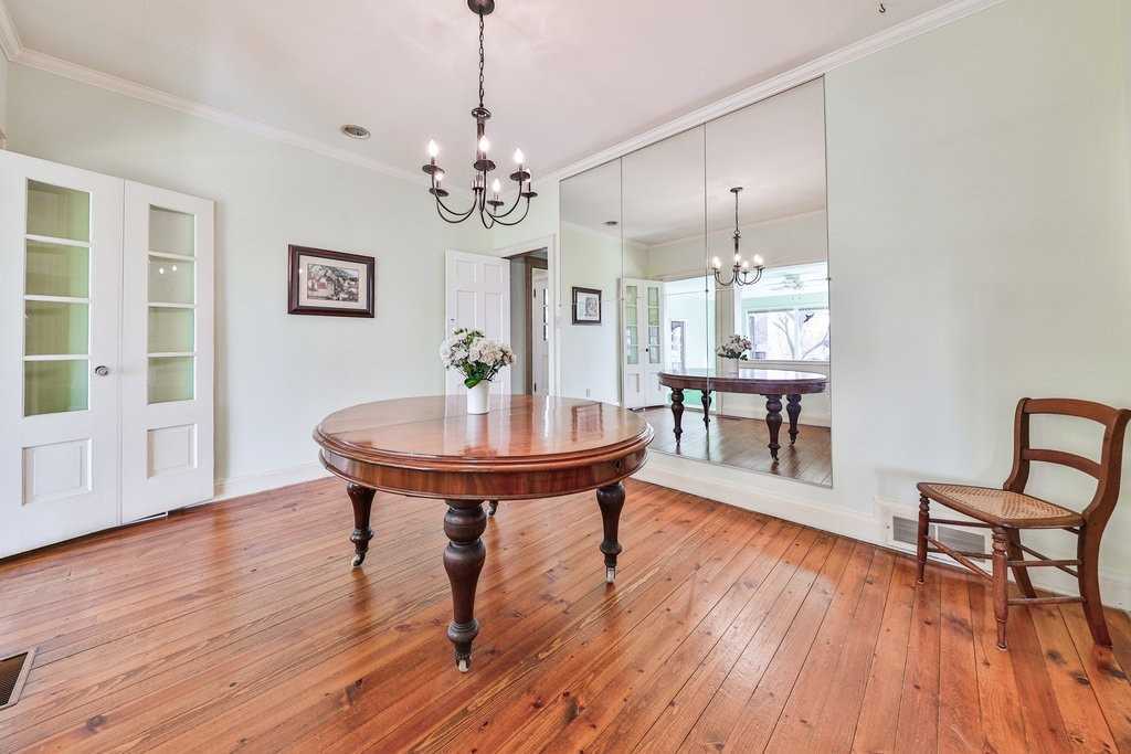 1427 Dundas Crescent