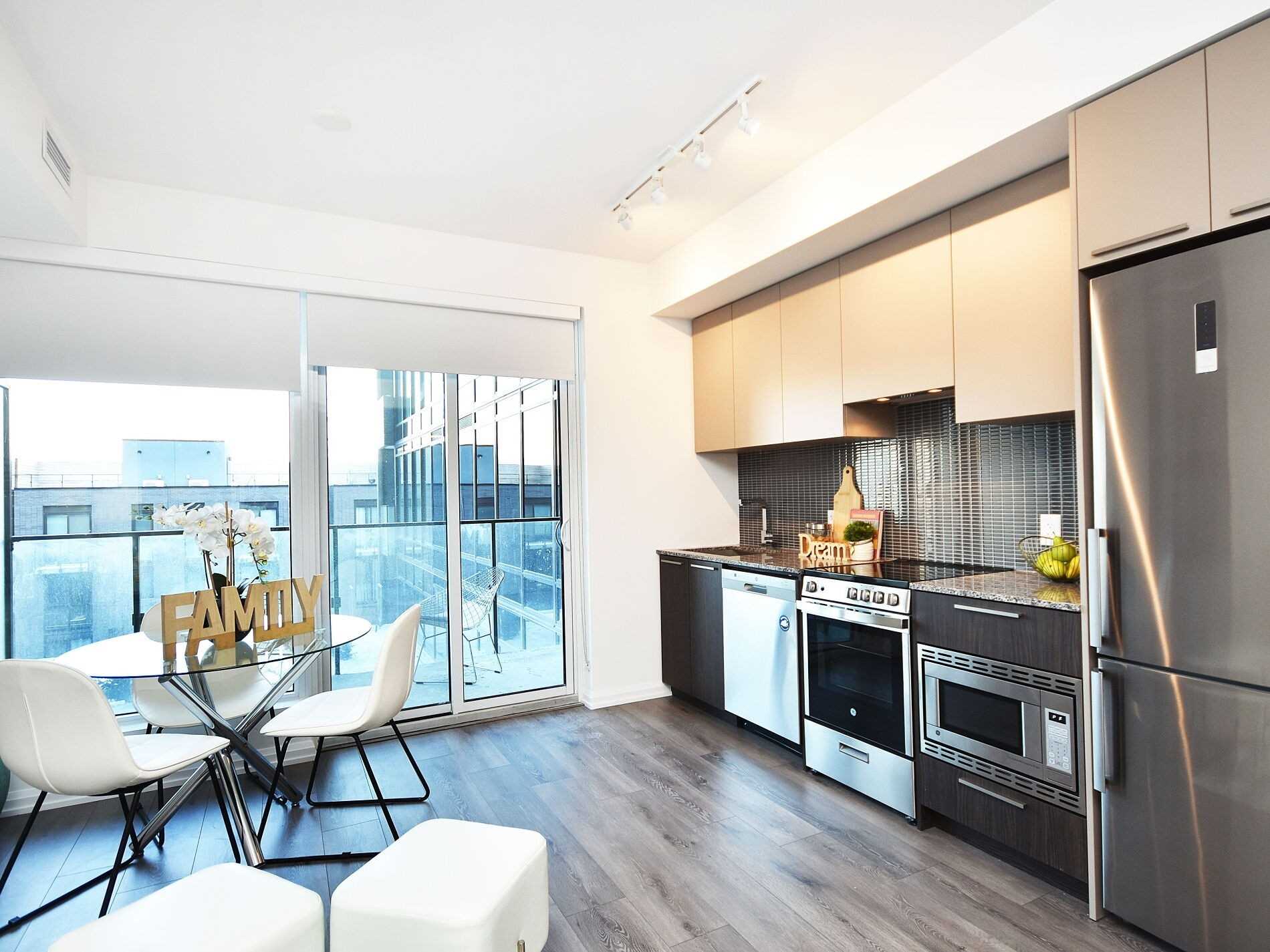 4208 Dundas St W, #323