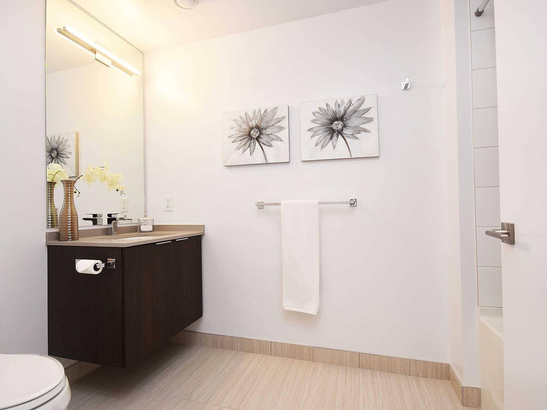 4208 Dundas St W, #323