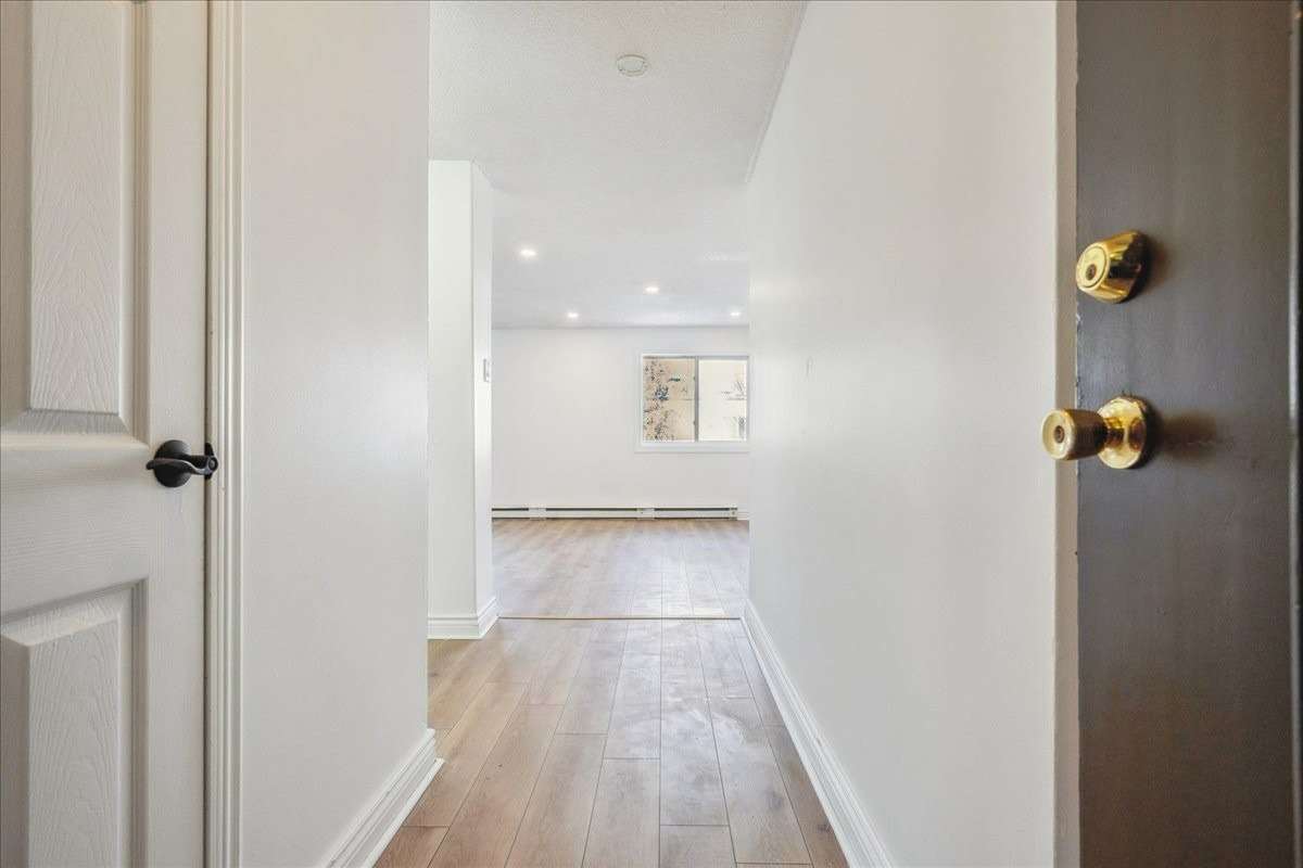 Listing W5892635 - Large Photo # 2
