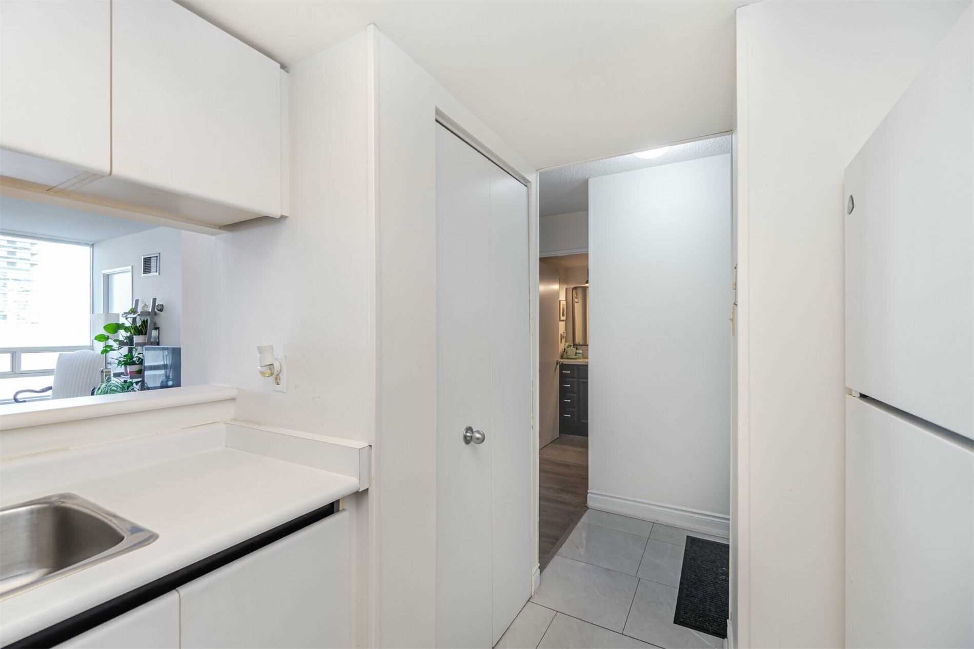 75 King St E, #407